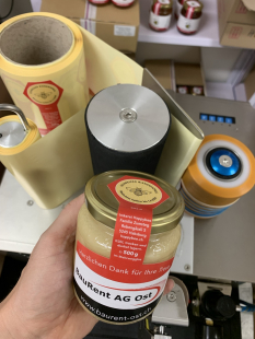 Bei Aufträgen ab 200 Gläser nutzen wir die Etikettiermaschine