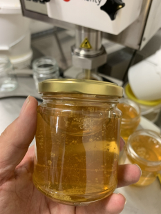 Jede Abfüllung wird sorgfältig kontrolliert.
